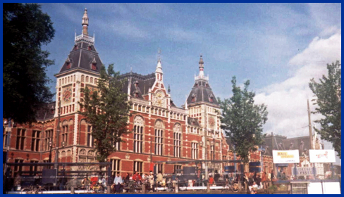 Photo of historic building on Amsterdam Canal